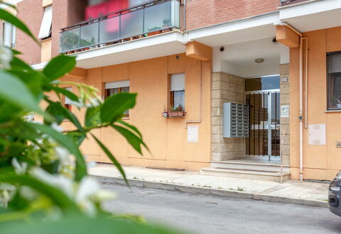 Conero Bluloft: Gebouw, Eigendom, Fabriek, Venster, Architectuur, Buurt, Muur, Huis, Onroerend Goed, Woongebied