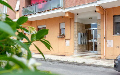 Conero Bluloft: Gebouw, Eigendom, Fabriek, Venster, Architectuur, Buurt, Muur, Huis, Onroerend Goed, Woongebied