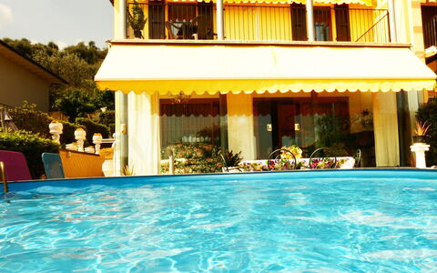 Villa Paradiso: Water, Eigendom, Zwembad, Gebouw, Azure, Fabriek, Venster, Vrije Tijd, Boom, Schaduw