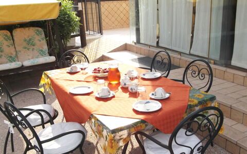 Villa Paradiso: Tafel, Meubilair, Fiets, Eigendom, Tableware, Stoel, Buitentafel, Hout, Buitenmeubels, Fabriek