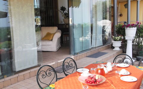 Villa Paradiso: Tafel, Tableware, Eigendom, Meubilair, Fabriek, Stoel, Dishware, Hout, Interieur Ontwerp, Verlichting