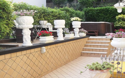 Villa Paradiso: Fabriek, Eigendom, Bloempot, Kamerplant, Gras, Flooring, Struik, Gebouw, Landscaping, Hardwood