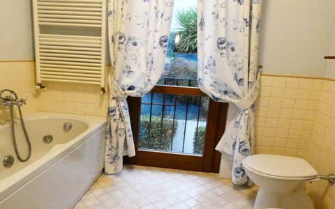 Villa Paradiso: Loodgieterswerkinrichting, Eigendom, Kraan, Badkamer, Wastafel, Gordijn, Interieur Ontwerp, Hout, Wastafel In De Badkamer, Gebouw