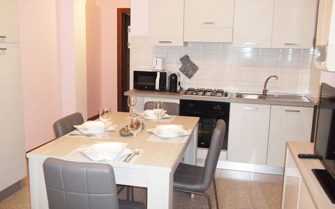 Casa Vacanze Sabrina: Gootsteen, Tafel, Eigendom, Meubilair, Wastafel, Cabinetry, Kraan, Countertop, Stoel, Keuken