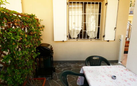Casa Vacanze Sabrina: Verdieping, Meubilair, Deur, Beits, Bloempot, Schaduw, Stoel, Kamerplant, Home Deur, Balkon