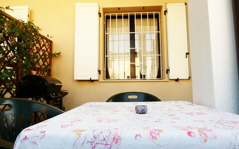 Casa Vacanze Sabrina: Hout, Interieur Ontwerp, Meubilair, Verdieping, Slaapkamer, Raambekleding, Linens, Beits, Venster Behandeling, Bed