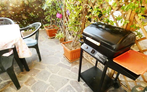 Casa Vacanze Sabrina: Meubilair, Buitenmeubels, Buitentafel, Stoel, Bloempot, Schaduw, Tuin, Backyard, Kamerplant, Paraplu