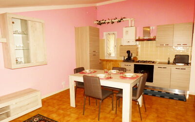 Appartamento Miralago: Tafel, Eigendom, Meubilair, Hout, Stoel, Venster, Interieur Ontwerp, Flooring, Woonkamer, Gebouw