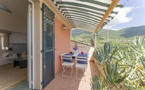 Emma House, Terrace and Sea View, Moneglia: Tafel, Fabriek, Meubilair, Gebouw, Stoel, Schaduw, Wolk, Kamerplant, Buitenmeubels, Architectuur