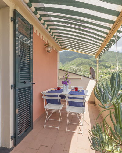 Emma House, Terrace and Sea View, Moneglia: Tafel, Fabriek, Meubilair, Gebouw, Stoel, Schaduw, Wolk, Kamerplant, Buitenmeubels, Architectuur