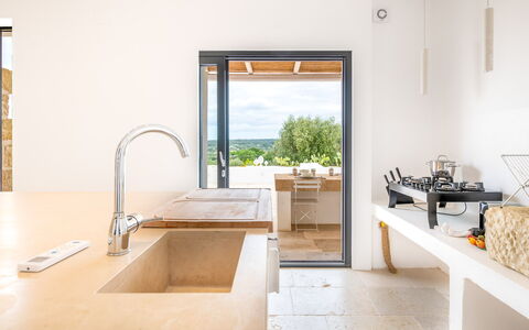 Villa La Selva: Kraan, Meubilair, Loodgieterswerkinrichting, Wastafel, Countertop, Hout, Keuken, Flooring, Verdieping