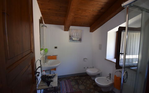 Villa Roccella Ionica, Sea View, a c: Wastafel, Loodgieterswerkinrichting, Badkamer, Venster, Interieur Ontwerp, Gordijn, Kraan, Verdieping, Gebouw