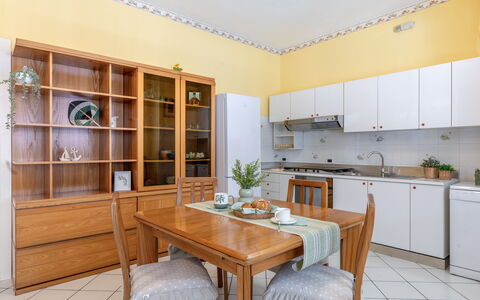 Suite Oltremare: Cabinetry, Meubilair, Tafel, Kamerplant, Fabriek, Countertop, Hout, Bankstel, Gebouw, Interieur Ontwerp