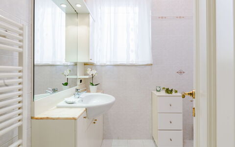 Suite Oltremare: Kraan, Spiegel, Loodgieterswerkinrichting, Wastafel In De Badkamer, Wastafel, Badkamerkast, Meubilair, Cabinetry, Purper, Badkamer