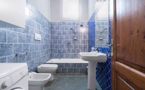 Casolare Torre With Pool And Ac: Blauw, Loodgieterswerkinrichting, Flooring, Verdieping, Badkamer, Tegel, Toilet, Wastafel, Loodgieter, Wc Bril