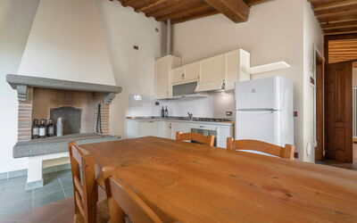 Torre 1: Hout, Flooring, Plafond, Interieur Ontwerp, Meubilair, Huis, Verdieping, Keuken, Cabinetry, Kamer