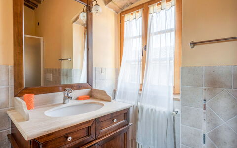Le Fonti Apartments With Ac Near Siena: Wastafel In De Badkamer, Wastafel, Loodgieterswerkinrichting, Badkamer, Flooring, Interieur Ontwerp, Verdieping, Kraan, Badkamerkast, Plafond