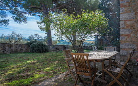 Le Fonti Apartments With Ac Near Siena: Meubilair, Buitenmeubels, Stoel, Schaduw, Tuin, Zonlicht, Buitentafel, Landscaping, Backyard, Werf