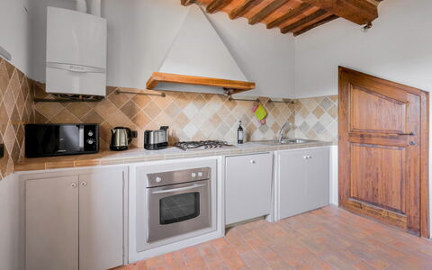 Le Fonti Apartments With Ac Near Siena: Keuken, Major Appliance, Toestel Van De Keuken, Flooring, Interieur Ontwerp, Hout, Countertop, Plafond, Verdieping, Fornuis