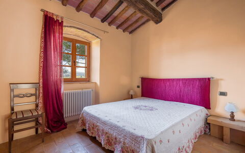 Le Fonti Apartments With Ac Near Siena: Muur, Meubilair, Hout, Interieur Ontwerp, Linens, Textiel, Flooring, Bed, Slaapkamer, Verdieping