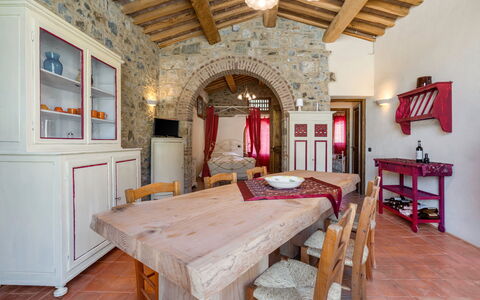 Le Fonti Apartments With Ac Near Siena: Fotolijst, Meubilair, Eigendom, Tafel, Hout, Interieur Ontwerp, Architectuur, Decoratie, Verdieping, Hal