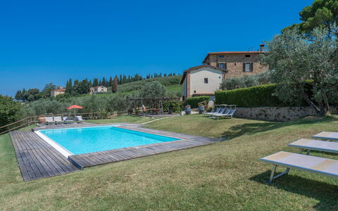 Le Fonti Apartments With Ac Near Siena: Fabriek, Lucht, Gebouw, Zwembad, Water, Boom, Huis, Schaduw, Land Lot, Buitenmeubels