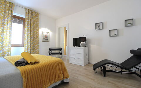 Comfort Apartment, Welness, Terrace: Meubilair, Eigendom, Cabinetry, Comfort, Hout, Gebouw, Lade, Flooring, Geel, Verdieping