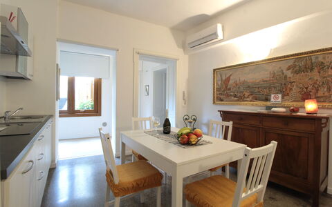 Comfort Apartment, Welness, Terrace: Meubilair, Eigendom, Tafel, Cabinetry, Fotolijst, Stoel, Hout, Interieur Ontwerp, Flooring, Verdieping