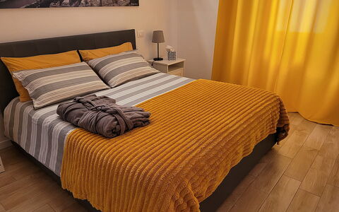 Comfort Apartment, Welness, Terrace: Meubilair, Bed, Slaapkamer, Bedding, Interieur Ontwerp, Laken, Geel, Linens, Hout, Verdieping