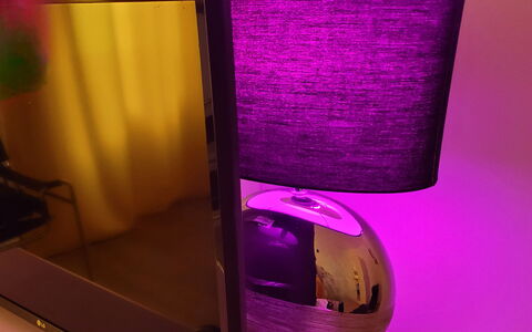 Comfort Apartment, Welness, Terrace: Verlichting, Elektronisch Apparaat, Lampekap, Lamp, Purper, Lichte Inrichting, Huishoudapparatuur, Luidspreker, Woonkamer