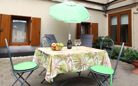 Comfort Apartment, Welness, Terrace: Tafel, Fabriek, Meubilair, Groen, Gebouw, Bloempot, Kamerplant, Verlichting, Venster, Interieur Ontwerp