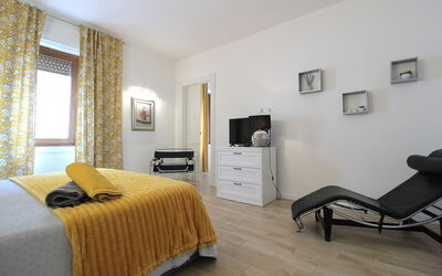 Comfort Apartment, Welness, Terrace: Meubilair, Eigendom, Cabinetry, Comfort, Hout, Gebouw, Lade, Flooring, Geel, Verdieping