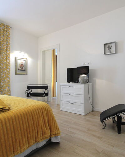 Comfort Apartment, Welness, Terrace: Meubilair, Eigendom, Cabinetry, Comfort, Hout, Gebouw, Lade, Flooring, Geel, Verdieping