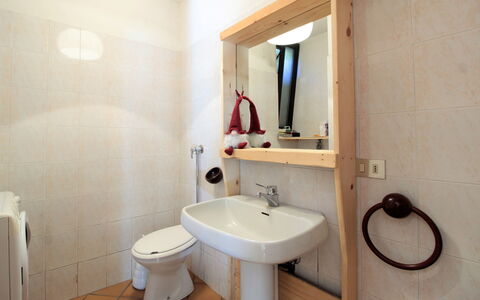 Baita a Pieve Tesino Mountain And Lake: Spiegel, Kraan, Wastafel In De Badkamer, Wastafel, Loodgieterswerkinrichting, Eigendom, Badkamer, Purper, Interieur Ontwerp, Gebouw
