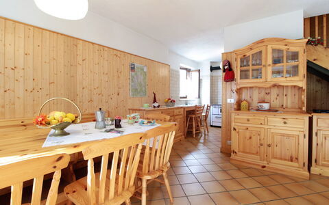 Baita a Pieve Tesino Mountain And Lake: Cabinetry, Eigendom, Meubilair, Tafel, Keuken, Hout, Interieur Ontwerp, Gebouw, Beits, Lade