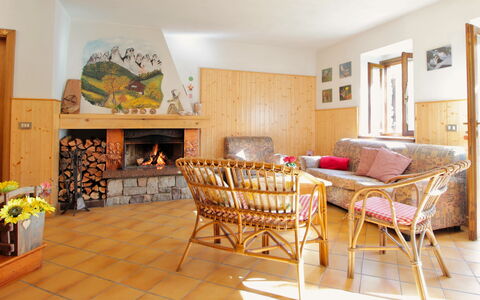 Baita a Pieve Tesino Mountain And Lake: Meubilair, Eigendom, Tafel, Hout, Textiel, Interieur Ontwerp, Comfort, Stoel, Oranje, Architectuur