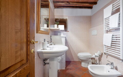 Chiara House In Galenda, Chianti, Pool And Nature: Bruin, Kraan, Wastafel In De Badkamer, Wastafel, Eigendom, Loodgieterswerkinrichting, Purper, Badkamer, Hout, Spiegel