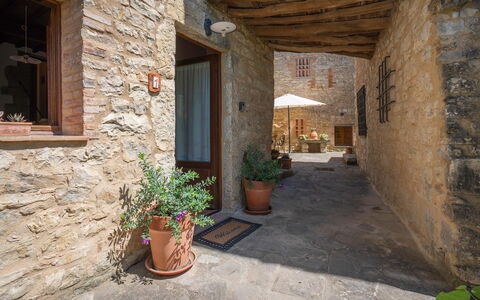 Chiara House In Galenda, Chianti, Pool And Nature: Fabriek, Bloempot, Gebouw, Kamerplant, Venster, Hout, Landschap, Flooring, Steen, Huis