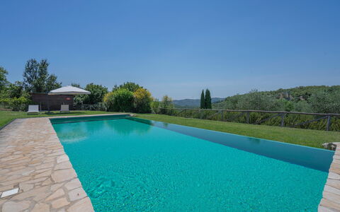 Chiara House In Galenda, Chianti, Pool And Nature: Lucht, Water, Eigendom, Zwembad, Fabriek, Azure, Rechthoek, Boom, Gras, Vrije Tijd