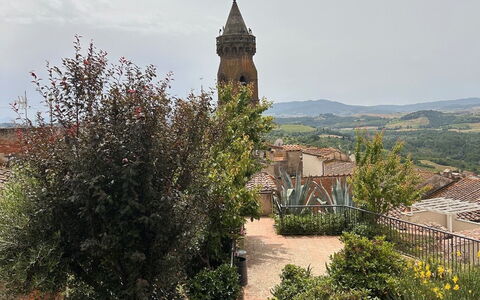 Bocelli: Lucht, Fabriek, Gebouw, Wolk, Boom, Landschap, Stad, Dak, Facade, Struik