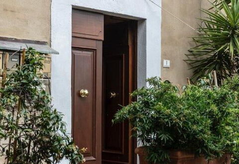 Bocelli: Fabriek, Eigendom, Gebouw, Deur, Hout, Huis, Muur, Lijn, Home Deur