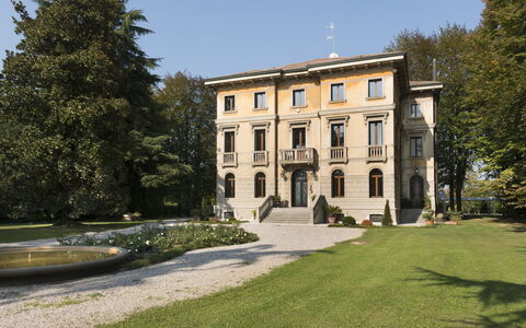 Villa Paola In Padova With Ac: Fabriek, Gebouw, Eigendom, Lucht, Venster, Boom, Gras, Facade, Tinten En Schaduwen