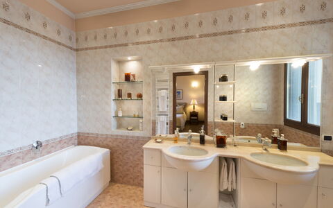Villa Paola In Padova With Ac: Spiegel, Kraan, Loodgieterswerkinrichting, Wastafel, Eigendom, Meubilair, Wastafel In De Badkamer, Badkamerkast, Badkamer, Interieur Ontwerp