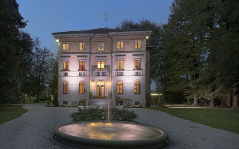 Villa Paola In Padova With Ac: Fabriek, Lucht, Gebouw, Eigendom, Venster, Verlichting, Boom, Gras, Onroerend Goed, Landmark