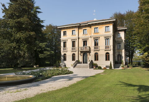 Villa Paola In Padova With Ac: Fabriek, Gebouw, Eigendom, Lucht, Venster, Boom, Gras, Facade, Tinten En Schaduwen