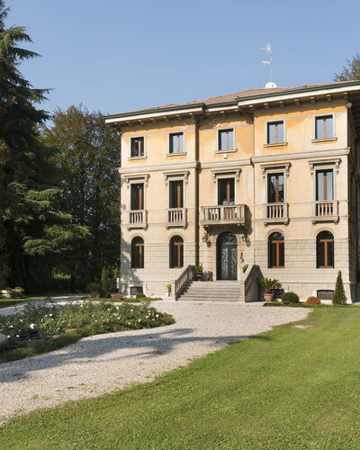 Villa Paola In Padova With Ac: Fabriek, Gebouw, Eigendom, Lucht, Venster, Boom, Gras, Facade, Tinten En Schaduwen