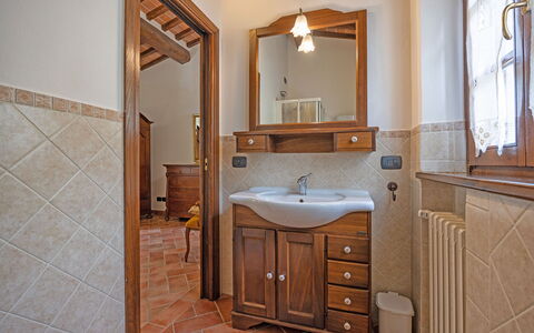 La Montanina: Spiegel, Bruin, Badkamerkast, Kraan, Wastafel, Cabinetry, Wastafel In De Badkamer, Loodgieterswerkinrichting, Eigendom, Badkamer