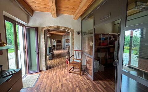 Villa Gelso: Fotolijst, Hout, Hal, Venster, Verdieping, Flooring, Veranda, Onroerend Goed, Woonkamer
