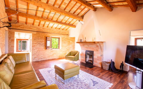 Villa Gelso: Eigendom, Meubilair, Fotolijst, Bankstel, Hout, Interieur Ontwerp, Venster, Verdieping, Woonkamer, Comfort