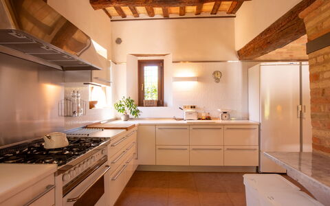 Villa Gelso: Cabinetry, Countertop, Eigendom, Kraan, Meubilair, Wastafel, Gebouw, Keuken, Hout, Gootsteen